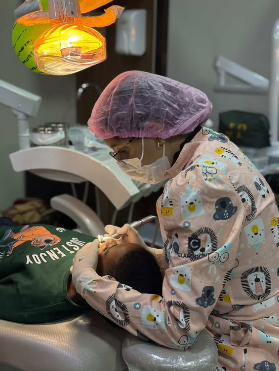 Dra. Ana Beatriz Ambrósio de Oliveira da Silva em atendimento